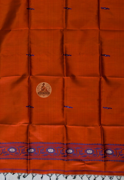 Full flat lay of handwoven Baluchari silk stole in brick red – complete view of woven buti body, indigo chakra border and black silk tassel fringe, Bishnupur Bengal weave