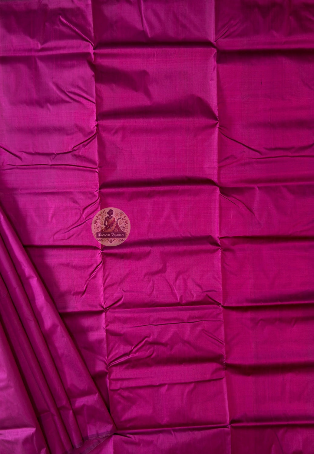 Bishnupur silk than saree flat lay on natural linen – sustainable Indian handloom delivered to Shrewsbury and Tunbridge Wells