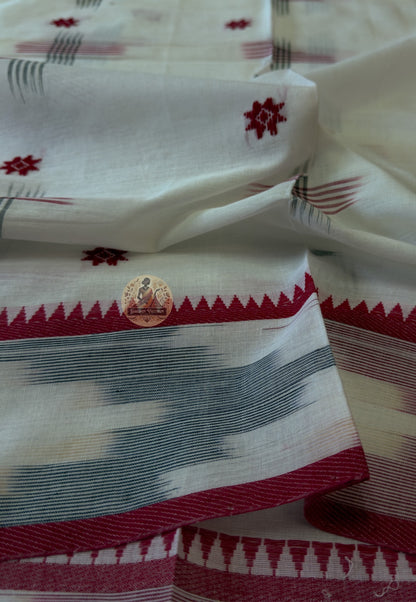 Border and edge detail of pure cotton wedding saree sold without blouse piece, ideal for pairing with a bridal silk or brocade blouse