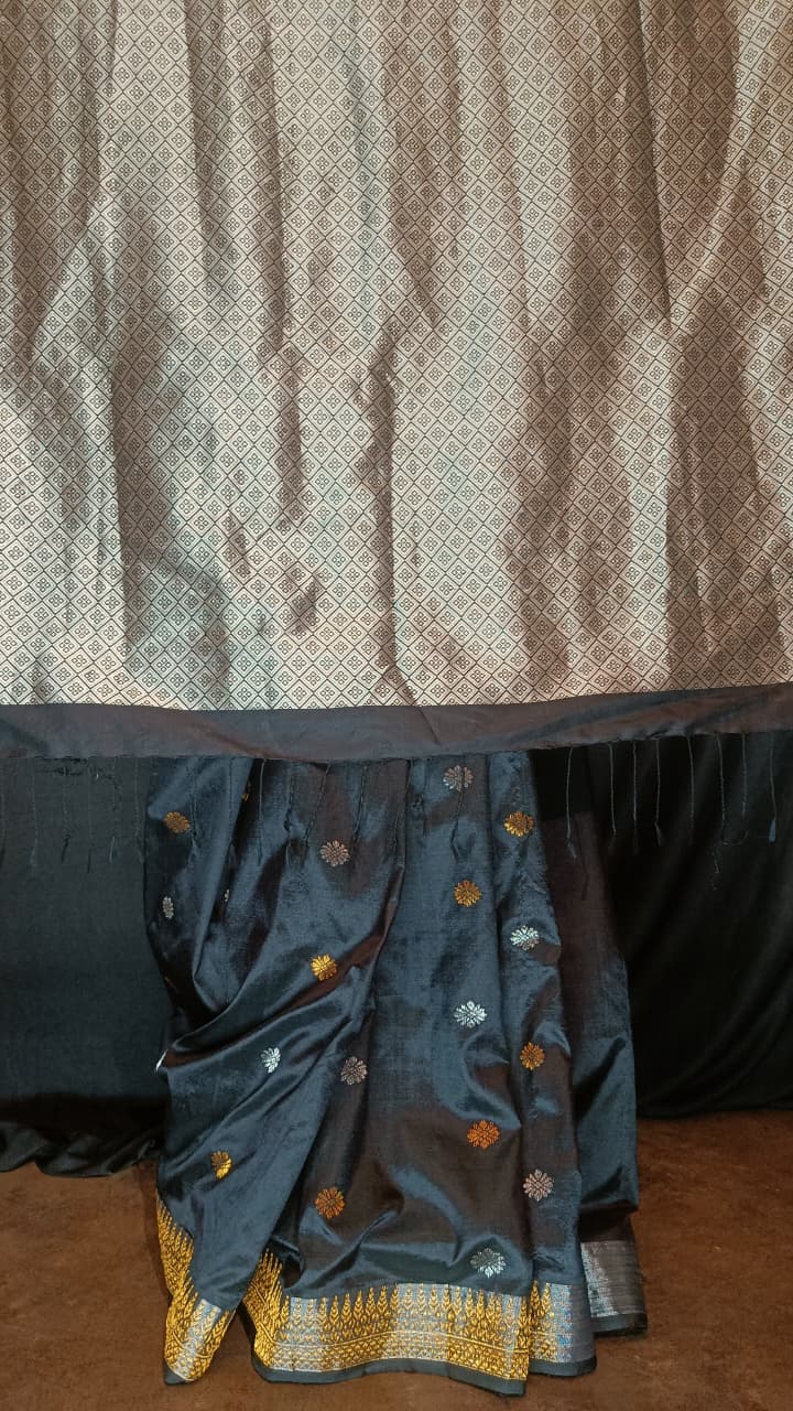 Buy Handloom Assam Silk Saree online – Close-up of Mulberry woven border