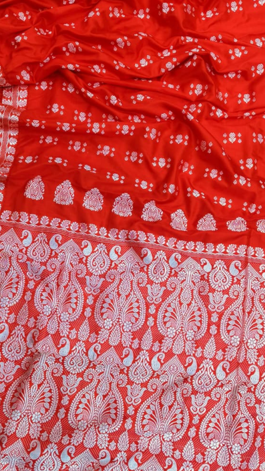 Close-up of authentic Assam Muga silk weave showing natural golden lustre and handloom texture – Dakshin Vastram