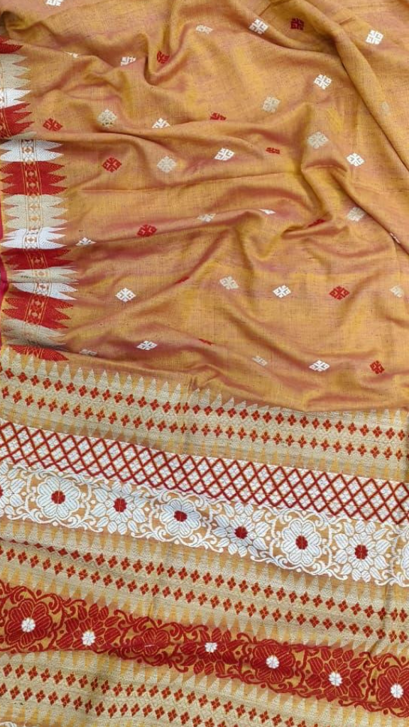 Full-length flat lay of Dakshin Vastram slow-made Eri Silk Saree, handloom Assam silk with natural matte finish and handwoven border