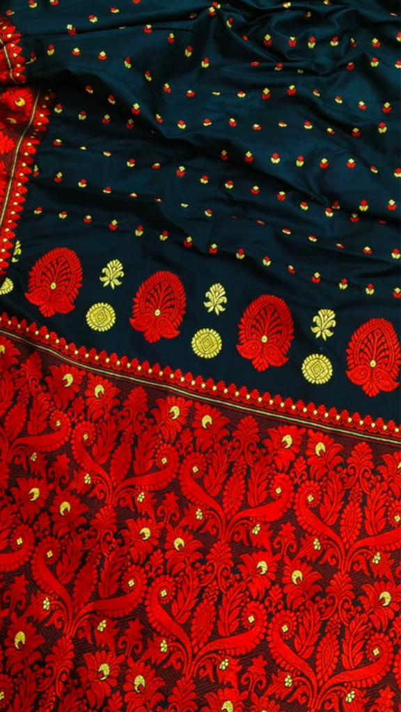 Intricate handloomed pallu border of Assam Mulberry Silk Bridal Saree showing colourfast silk weave – shipped to Leeds, Leicester and Sheffield
