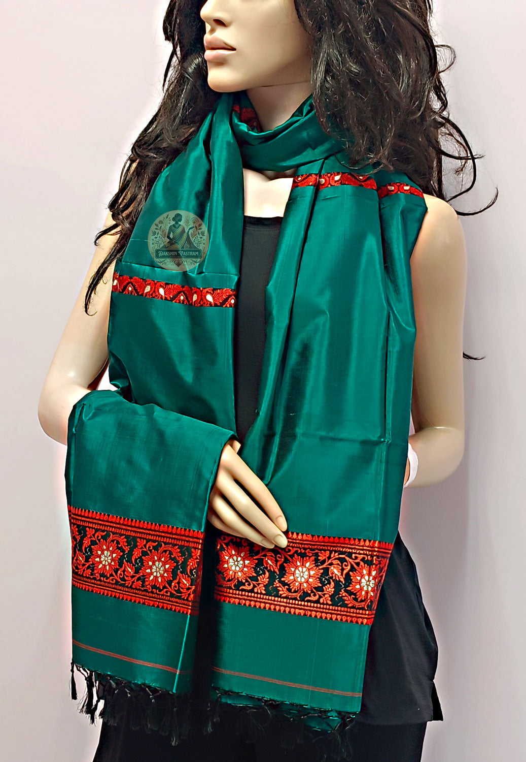 Explore premium silk stoles – Rear display with detailed pallu