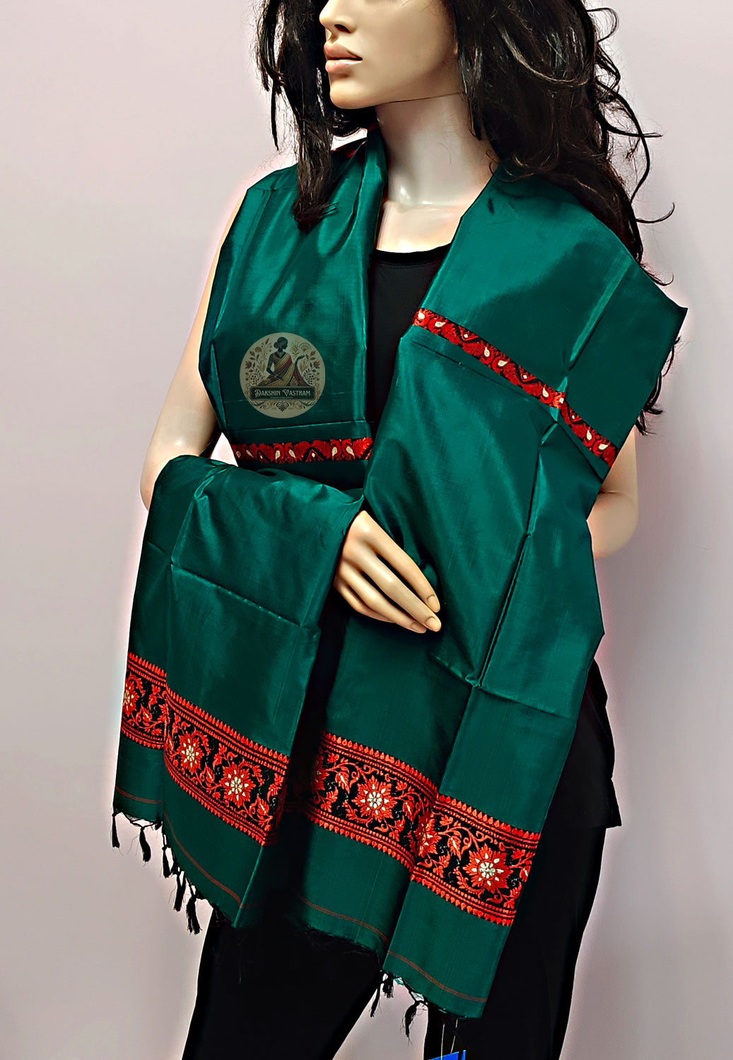 Order elegant silk stole – Close-up of fine silk weave
