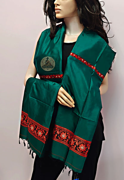 Order elegant silk stole – Close-up of fine silk weave