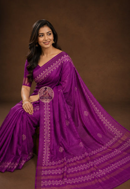 Rear view of Ghicha Tussar Silk Saree displaying handwoven pallu in golden amber Tussar tone, generational artisan craft saree for Bhai Phonta mornings in Kolkata and Indian festive occasions