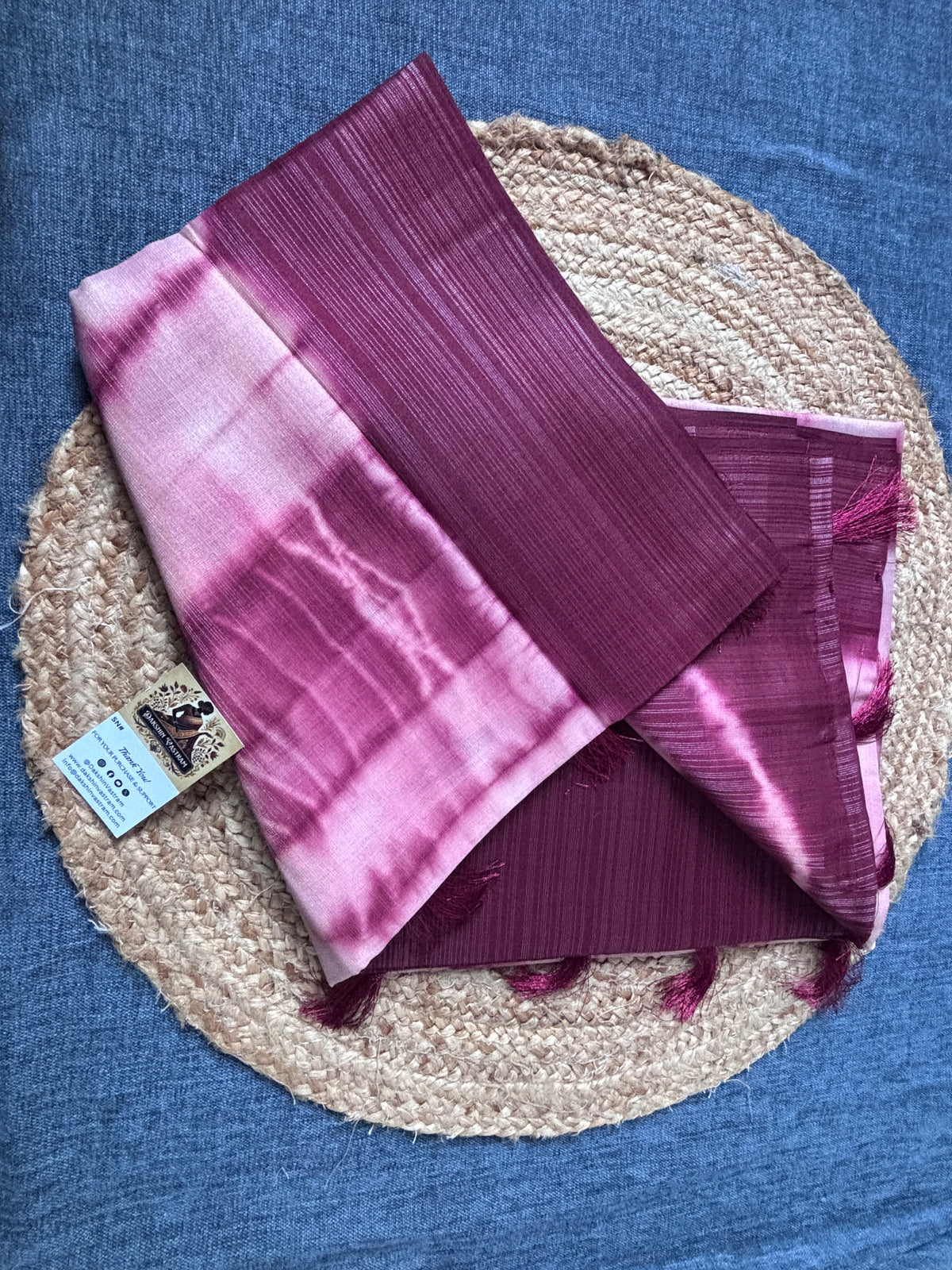 Buy linen saree online India – Rear view with pallu detail