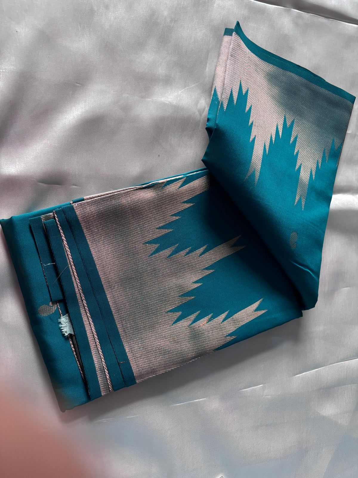 Shop Kanchipuram Saree with blouse – Matching blouse and weave detail
