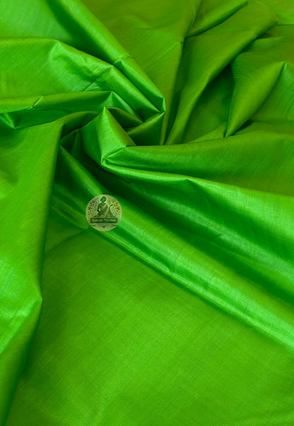 Elegant Indian woman wearing Bishnupur Handloom Silk Than Saree – traditional Bengal silk saree delivered across UK