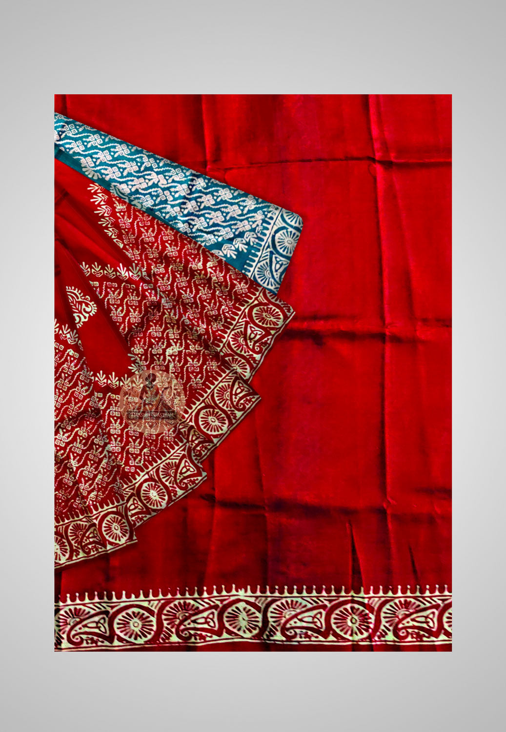 Zoomed silk detailing – Rich handloom texture view